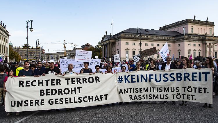 An der "Unteilbar"-Demo in Berlin haben Tausende Menschen teilgenommen. 