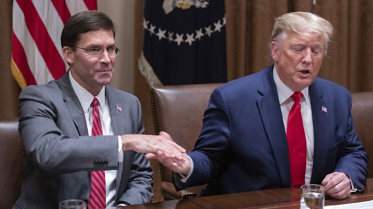 Verteidigungsminister Esper (l.) will sich an der Blockadehaltung des Weißen Hauses nicht beteiligen.