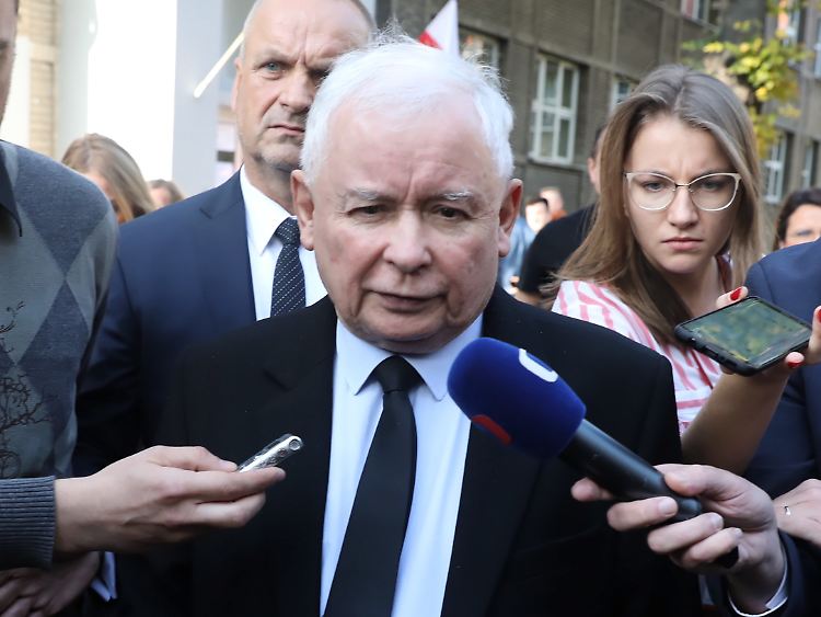 Nach der Stimmabgabe wird Jaroslaw Kaczynski, Vorsitzender der PiS-Partei, interviewt.