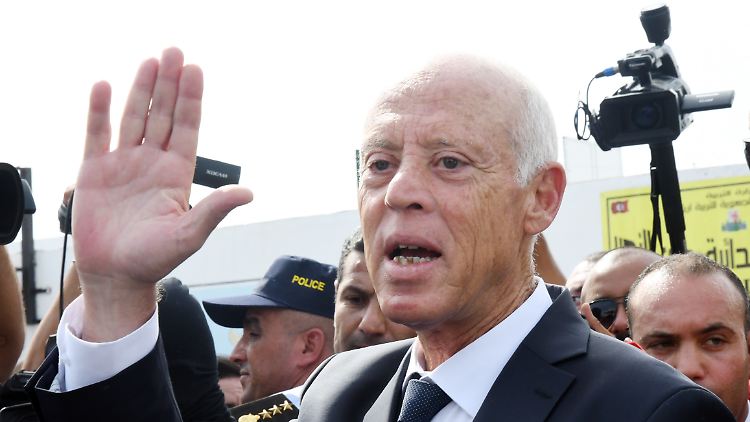 Kaïs Saïed geht als jubelnder Sieger aus der Wahl hervor.