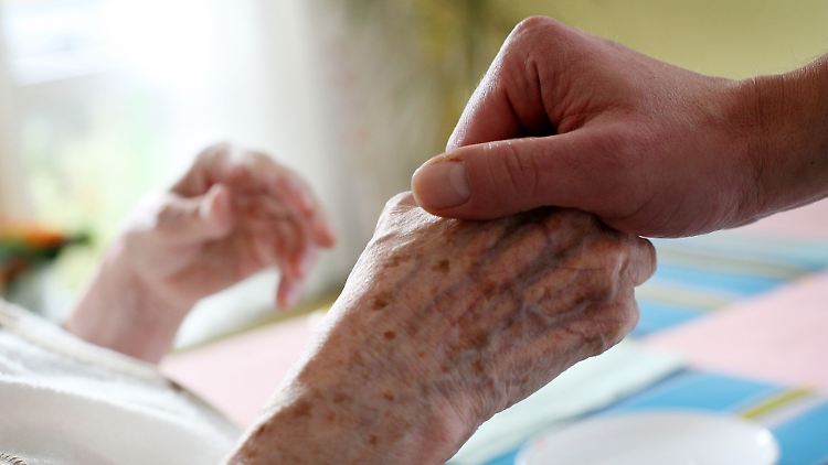 Auch das Pflegepersonal wird Opfer von körperlichen Übergriffen durch Heimbewohner. 