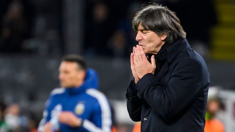 Fußball und Politik, darüber spricht der Fußball-Bundestrainer Löw nicht so gern.