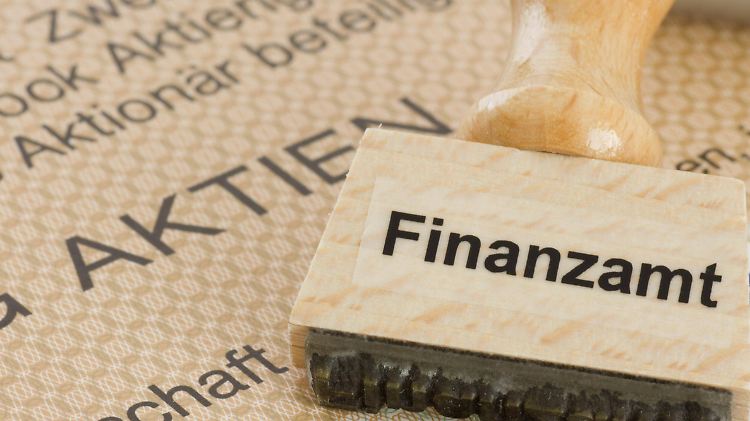 Dem deutschen Staat dürfte die seit Langem geforderte Börsensteuer 1,2 Milliarden Euro in die Kasse spülen.