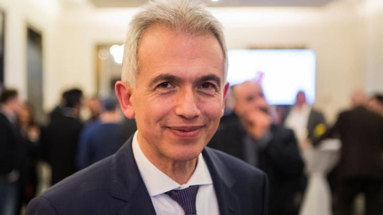 Peter Feldmann (SPD), Oberbürgermeister von Frankfurt am Main, versucht das hohe Gehalt seiner Frau zu erklären.