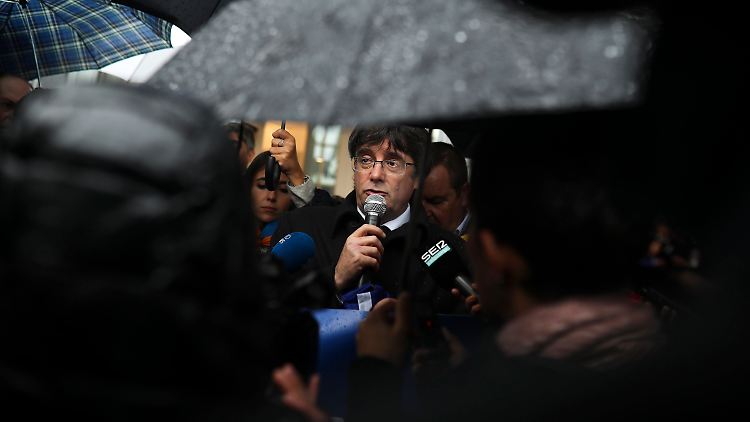 Carles Puigdemont kritisierte die Urteile gegen seine ehemaligen Parlamentsmitglieder. Bald könnte er selbst vor Gericht stehen.
