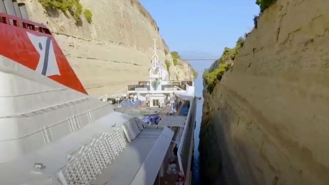 KreuzfahrtschiffSchlucht.jpg