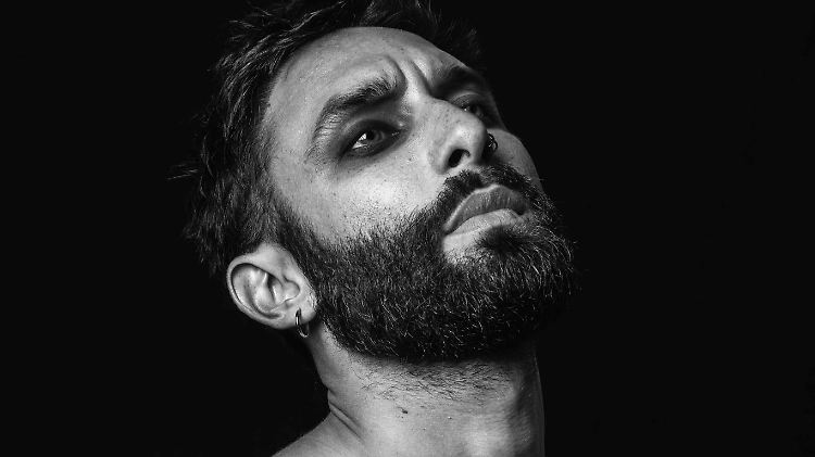 Heute zeigt sich Tom Neuwirth wesentlich maskuliner als bei seinem ESC-Auftritt als Conchita Wurst vor fünf Jahren.