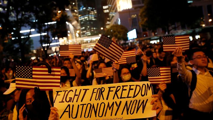 In Hongkong feiern die Demonstranten den möglichen Gesetzentwurf. Doch wie würde Peking reagieren?