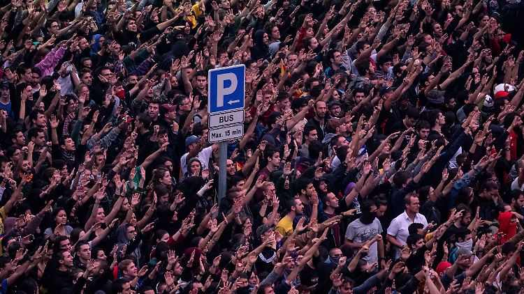 Heftige Zusammenstöße in Barcelona nach der Verurteilung katalanischer Anführer.