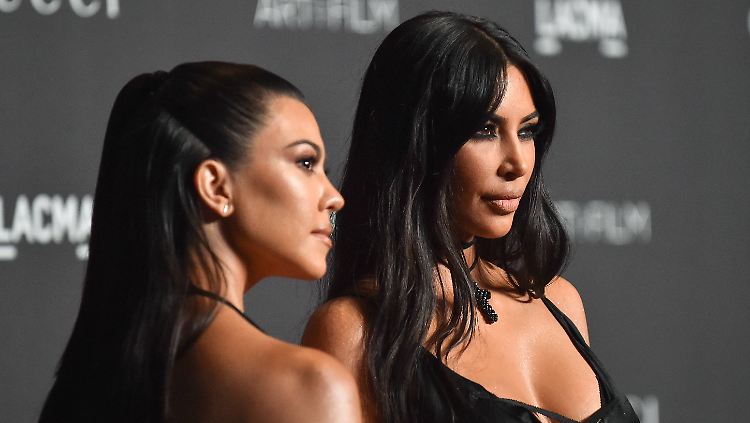 Kourtney Kardashian (l., neben Schwester Kim) wurde offenbar bestohlen.