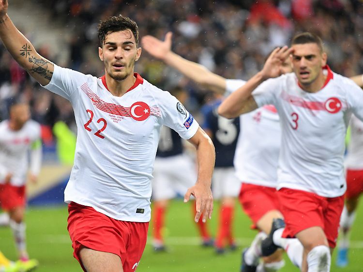 Kaan Ayhan jubelt über seinen späten Ausgleichstreffer, Merih Demiral im Hintergrund salutiert schon.