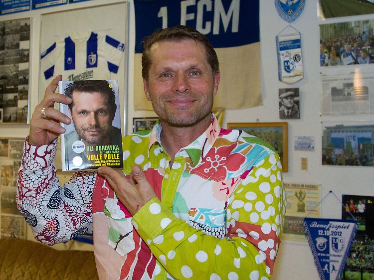 Uli Borowka hat über seine Zeit als alkoholabhängiger Fußballprofi in einem Buch verarbeitet.