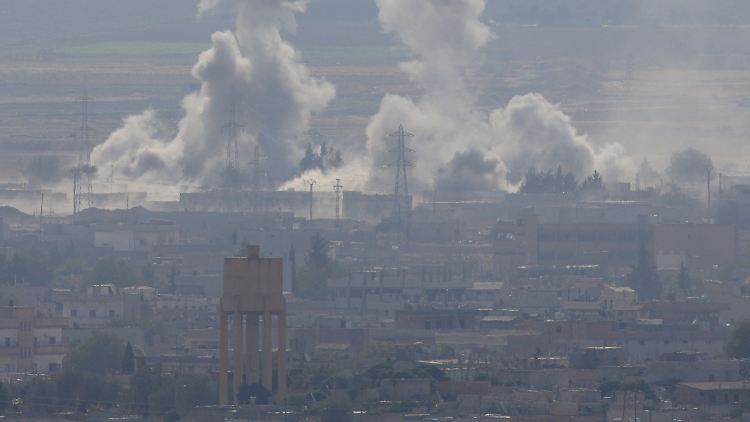 Rauch über Ras al-Ain. Kurdenmilizen sollen die Grenzstadt von den türkischen Truppen zurückerobert haben.