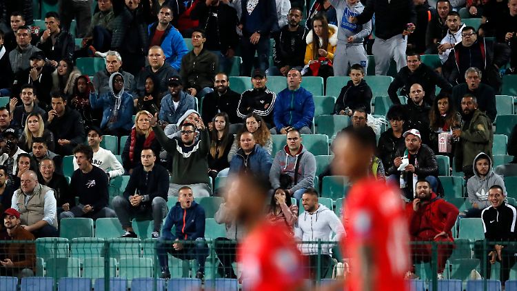 Bulgarische Fans verhöhnen die englischen Fußball-Profis.