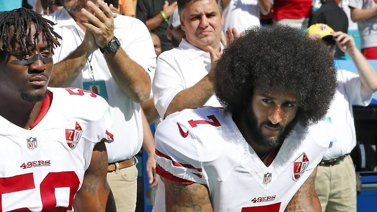 Colin Kaepernick initiierte den Knie-Protest gegen Polizeigewalt. Seit vielen Jahren ist er inzwischen ohne Job in der NFL.