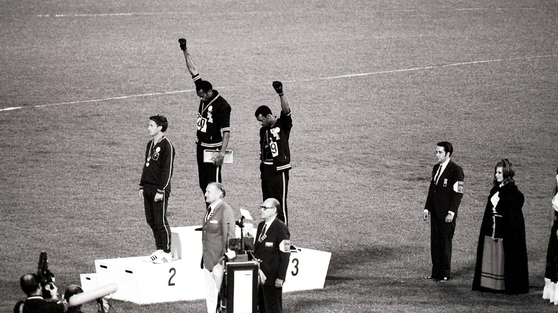 Wahrscheinlich das bekannteste Foto eines politischen Protests von Sportlern: Bei den Olympischen Spielen 1968 in Mexiko demonstrieren die US-Amerikaner bei der Siegerehrung des 200-m-Laufs gegen Rassendiskriminierung in den USA. Die beiden Läufer dürfen daraufhin nie wieder an einer Sportveranstaltung teilnehmen.