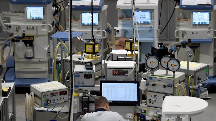 Blick in eine Produktionshalle der "Zukunftsfabrik" der Drägerwerk AG.