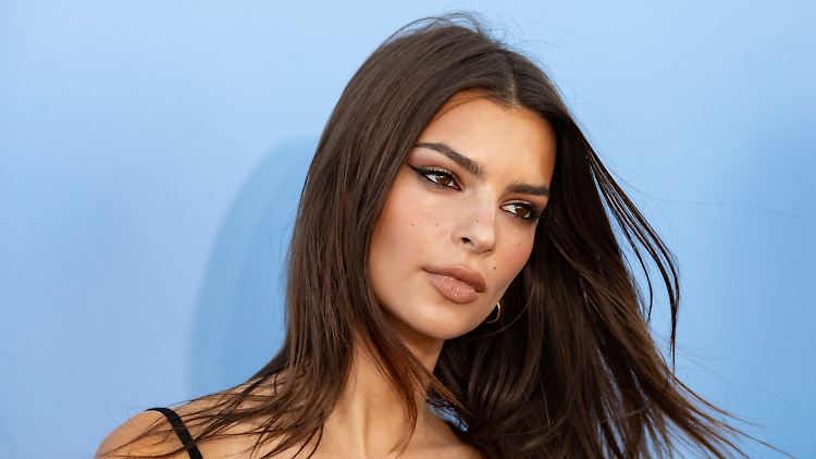 Emily Ratajkowski designt und verkauft Bikinis - die stehen ihr selbst auch ganz hervorragend.