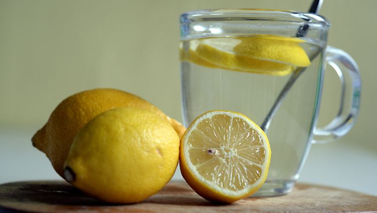 Heiße Zitrone wird auch oft empfohlen als Erkältungsmittel - Vitamin C ist allerdings hitzeempfindlich und wird durch das heiße Wasser schnell zerstört. Zitronensaft also besser in kaltes oder lauwarmes Wasser geben.