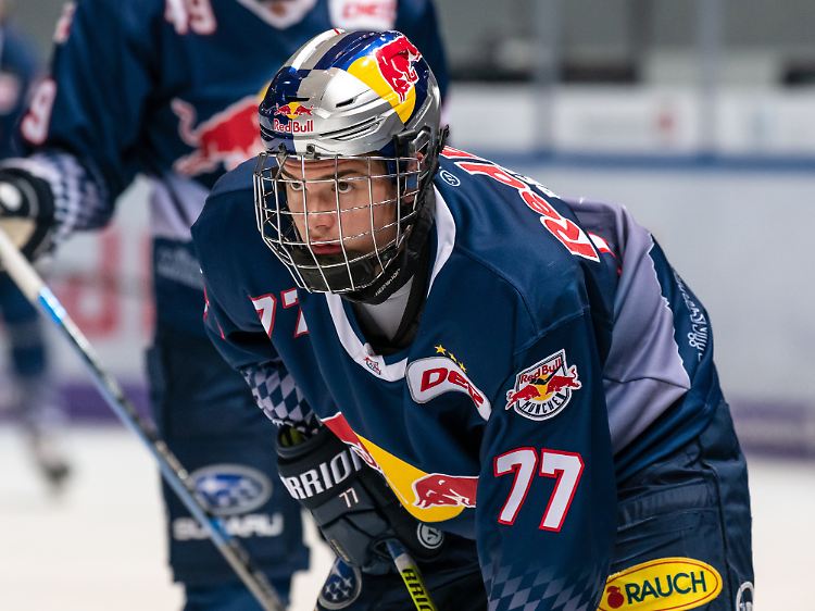 John Jason Peterka ist gar kein Goalie, mit aber trotzdem mit Gesichtsschutz spielen - weil er erst 17 Jahre jung ist.