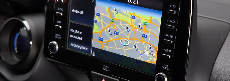 Zentral im Armaturenbrett bietet der Kleinwagen künftig ein großes Farbdisplay für das Infotainmentsystem.