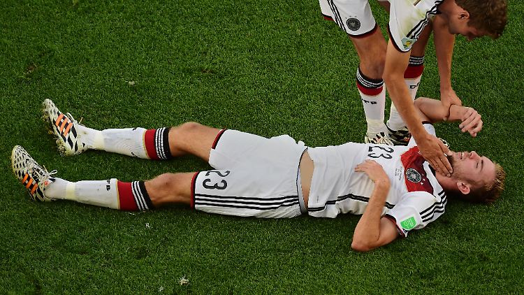 Christoph Kramer spielte im WM-Finale 2014 trotz Kopfverletzung weiter. Bei einer ähnlichen Situation soll es künftig möglich sein, den Spieler für die Untersuchung vorübergehend auszuwechseln.