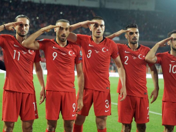 Die Spieler von der Türkei mit (l-r) Yusuf Yazici , Cenk Tosun, Merih Demiral, Mehmet Zeki Celik und Hakan Calhanoglu gestikulieren. Foto: Uncredited/AP/dpa/Archivbild
