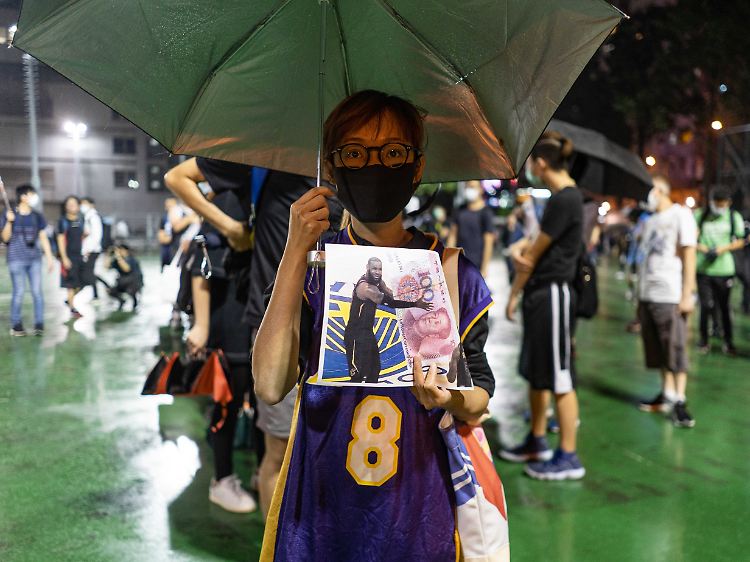 Für die Fans in Hongkong hat sich Superstar James an das Geld verkauft.
