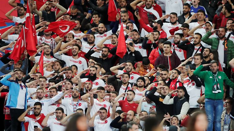 Provozierende Geste: der Salutjubel türkischer Fans im EM-Quali-Spiel gegen Frankreich. Auch die türkischen Spieler zeigten ihn.