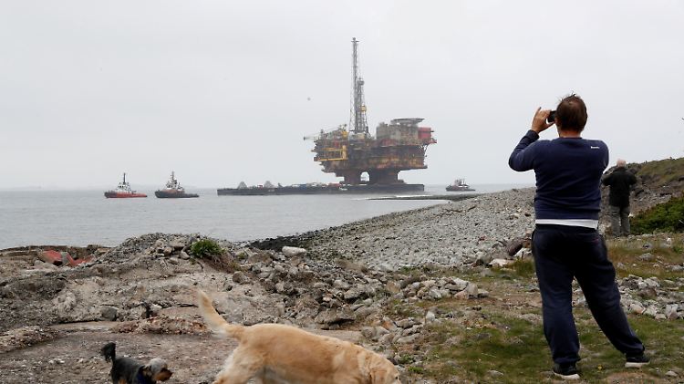 2017 fotografiert ein Mann in Hartlepool, Großbritannien, Shells Ölplattform Brent Delta.