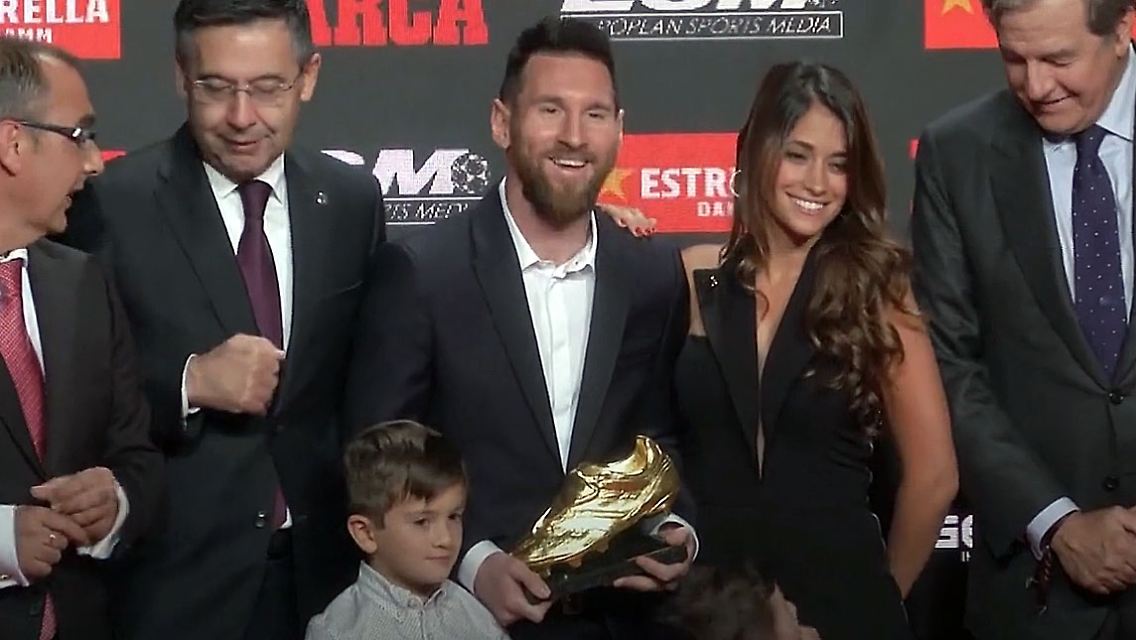 Messi bekommt goldenen Schuh.jpg