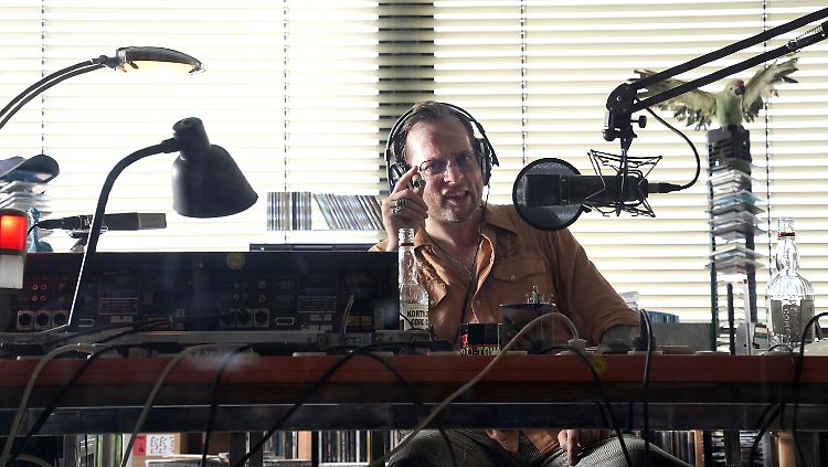 Drehbuchautor Clemens Meyer hat als versoffener Radio-DJ einen Gastauftritt.