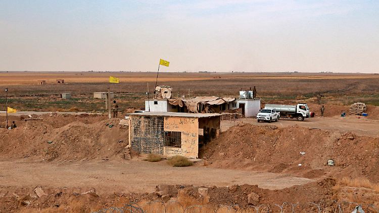 SDF-Flaggen über einem Grenzposten an der syrisch-irakischen Grenze: Hier sollen die kurdischen Milizen und ihre Verbündeten eigentlich fliehende IS-Kämpfer abfangen.