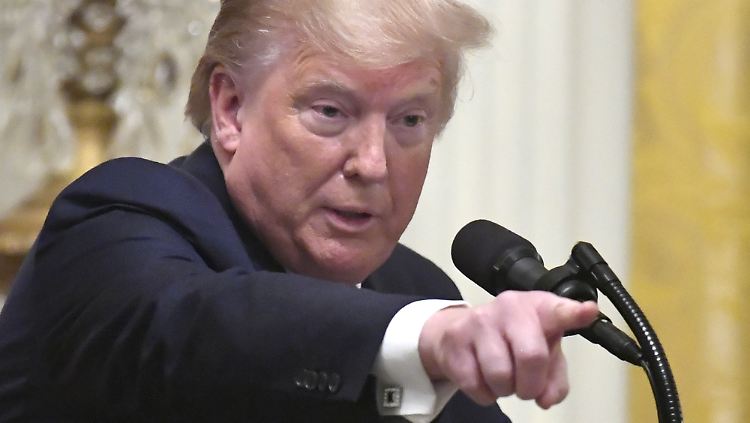 Präsident Trump beschimpfte Nancy Pelosi erst im Weißen Haus und dann auf Twitter.