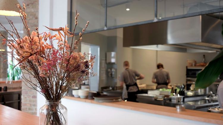 Im Restaurant Frea gibt es keine Mülleimer. Nur Lampenschirme aus Pilzgeflecht und einen freien Blick auf die offene Küche.