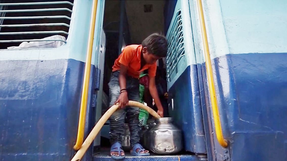 Kind_Indien-Wasser.jpg