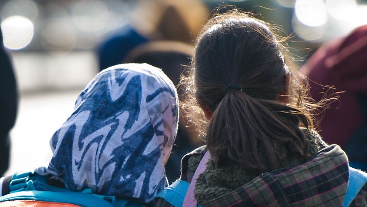 Musliminnen müssen eine Entscheidung mit hoher Symbolkraft treffen: Hidschab ja oder nein.