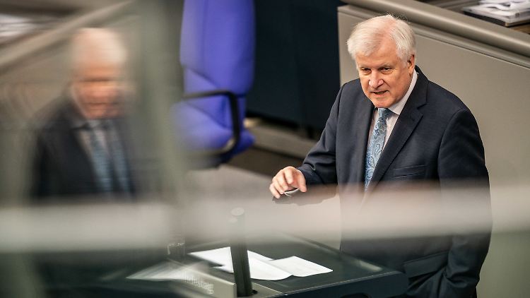 Seehofer präsentiert im Bundestag seinen Sechs-Punkte-Plan.