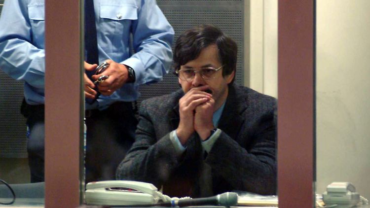 Marc Dutroux bei der Verlesung des Urteils. 