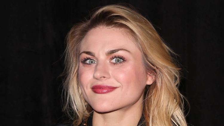 Frances Bean Cobain hat eine Shirt-Kollektion zu Ehren ihres Vaters entworfen. 