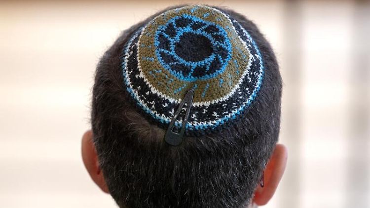 Der Antisemitismus in Deutschland nimmt zu. Das glaubt laut Deutschlandtrend die Mehrheit der Bürger.