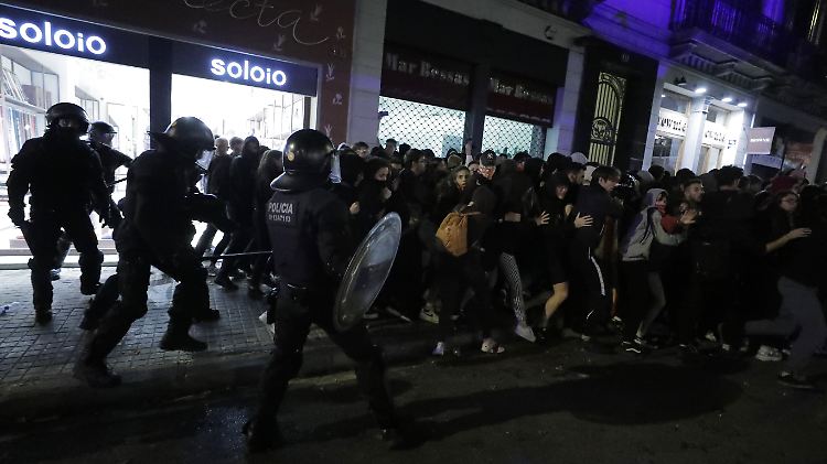 Sicherheitskräfte sind in Barcelona erneut im Einsatz.