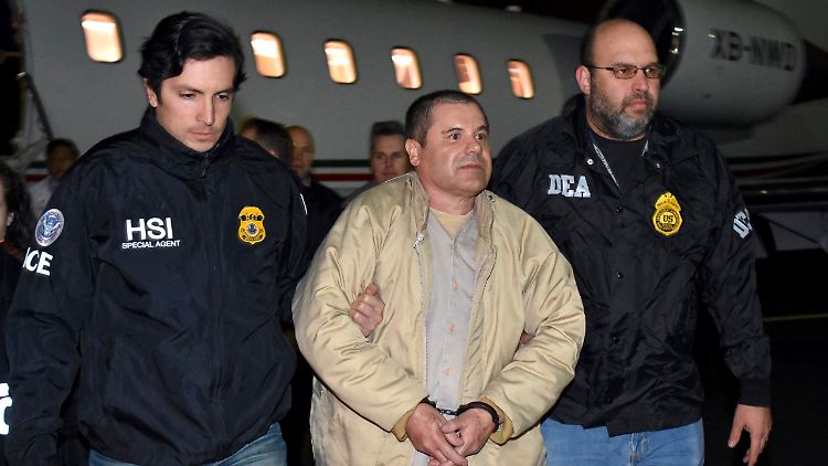 Nachdem er in Mexiko bereits einmal aus dem Gefängnis hatte fliehen können, lieferte Mexiko "El Chapo" 2017 in die USA aus. 