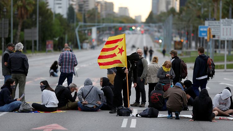 Demonstranten blockieren eine Straße in Barcelona. 
