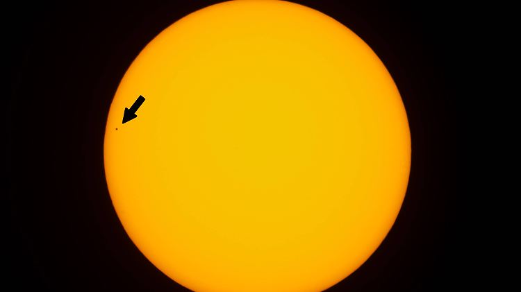 Merkurtransit, hier im Mai 2016: Dabei zieht der kleinste Planet in unserem Sonnensystem zwischen Erde und Sonne seine Bahn, wobei er als winziger Punkt vor unserer Sonne zu sehen ist.