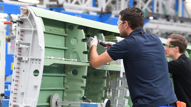 Auf Flugzeuge wie den Airbus, an dessen Landeklappe der Mitarbeiter hier in Bremen arbeitet, erheben die USA ab sofort einen hohen Strafzoll. 