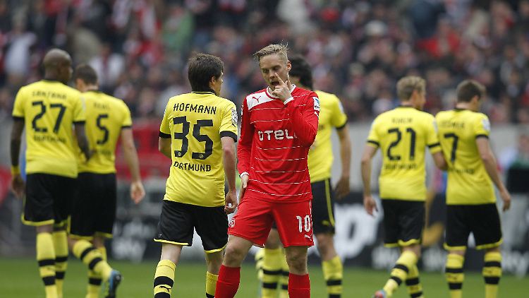 Ken Ilsö (in Rot) spielte einst Bundesliga, traf später in Australien eine "erbärmliche Entscheidung".