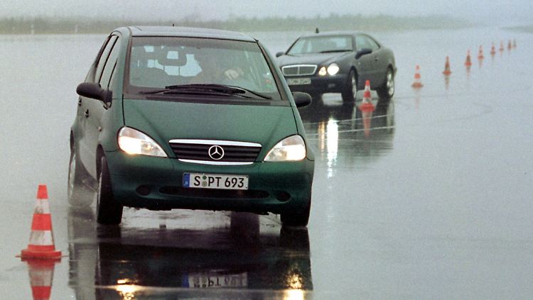 Kein Elch in Sicht, dafür ein schlingernder Benz: Die A-Klasse startete unstet in ihre mittlerweile 22 Jahre dauernde Ära.