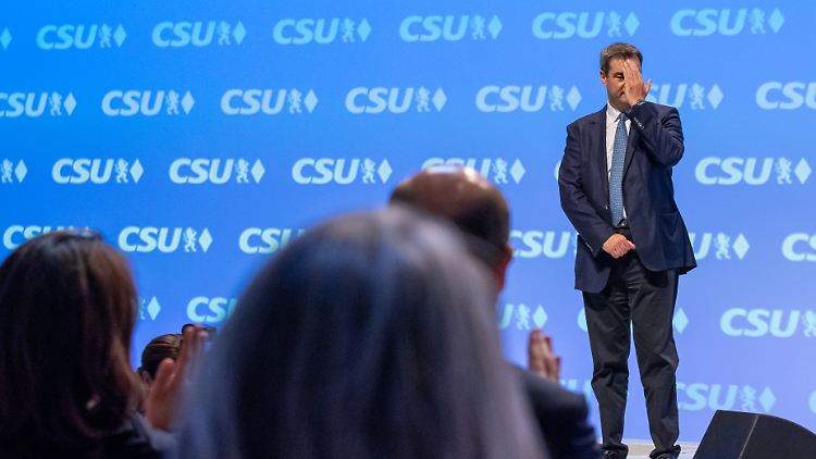CSU-Chef und Ministerpräsident Söder lässt sich nach seiner Rede auf dem Parteitag feiern.