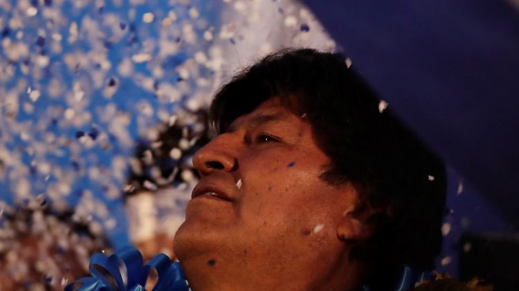 Fahnen, Konfetti, indigene Tänze: Evo Morales bei seinem Wahlkampfabschluss in El Alto.